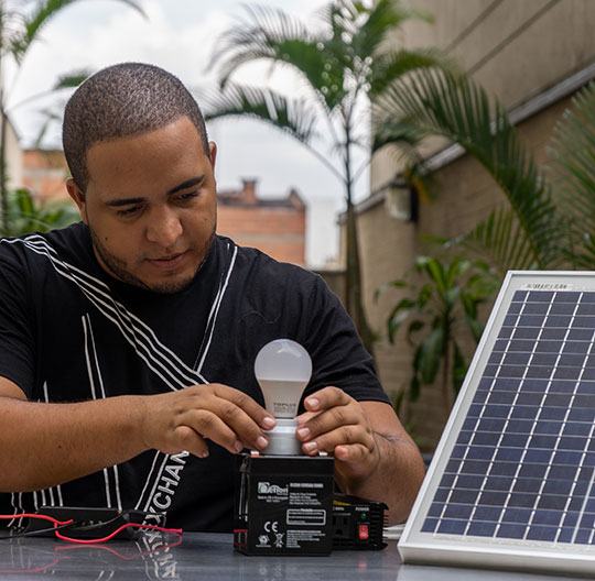 Instalador de Redes de Energía Eléctrica y Solar en Medellín